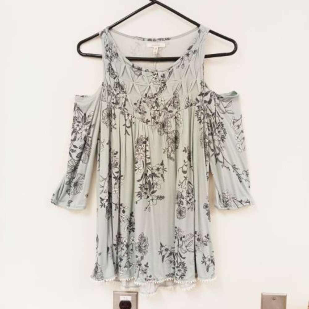 MAURICES Green Floral Shoulder Cut Out Blouse Size XS